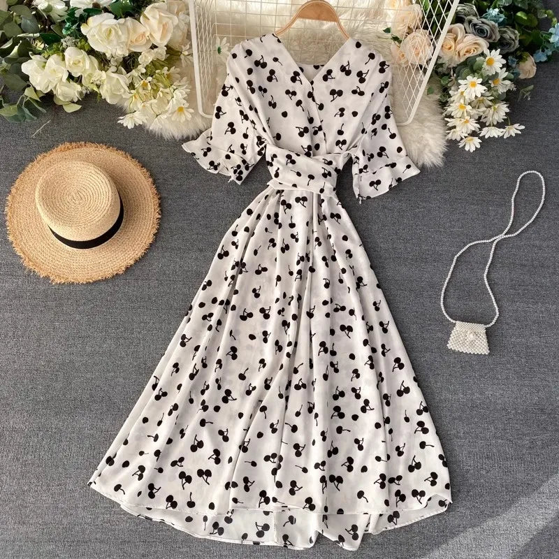 French Love Pattern Dress V-neck Short Sleeved Waist Cinching Dress Elegant Knee Length Dress with a Large Swing