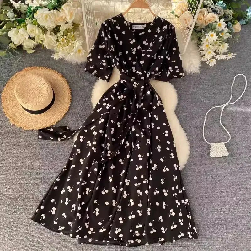 French Love Pattern Dress V-neck Short Sleeved Waist Cinching Dress Elegant Knee Length Dress with a Large Swing