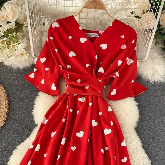 French Love Pattern Dress V-neck Short Sleeved Waist Cinching Dress Elegant Knee Length Dress with a Large Swing